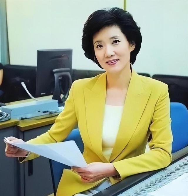 央视“首席女主播”李修平：42岁再婚嫁大10岁丈夫，至今无儿无女