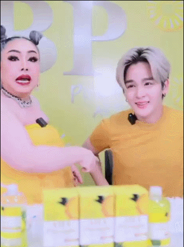 泰国小鲜肉偶像直播惨遭富婆骚扰，被扒衣服舔腋下，全球粉丝气炸