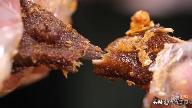 “掐着头，捏着腰，顺着脖子往下薅”，打一美食