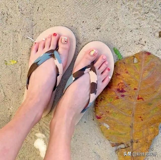 女网红直播PK惩罚低俗,穿着睡衣浴室“冲凉”,逃避举报紧急改名