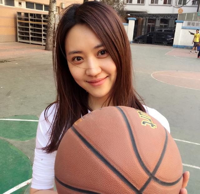 请叫我婷昊！NBA最前线主播黄婷婷秀球技空心入网