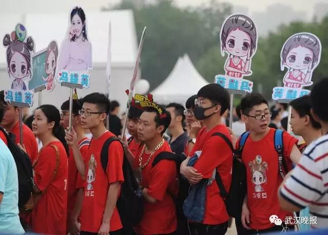 斗鱼嘉年华人山人海,冯提莫演唱《佛系少女》燃爆全场