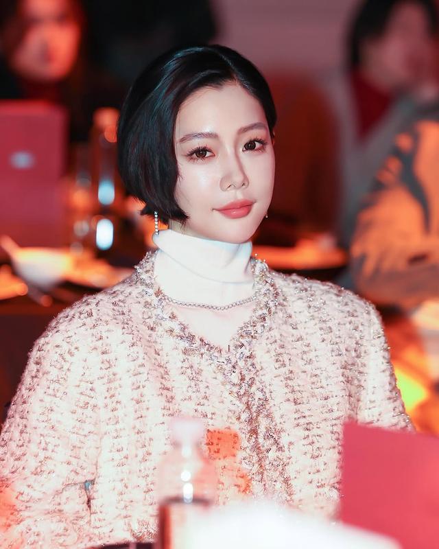 韩国知名女星，干练短发亮相，时尚粗花呢外套，引领新年时尚