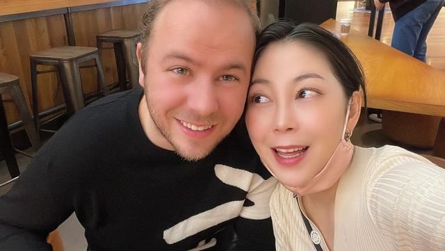 内蒙富家女爱上法国留学生，婚后连生俩混血，35岁老公接近秃顶