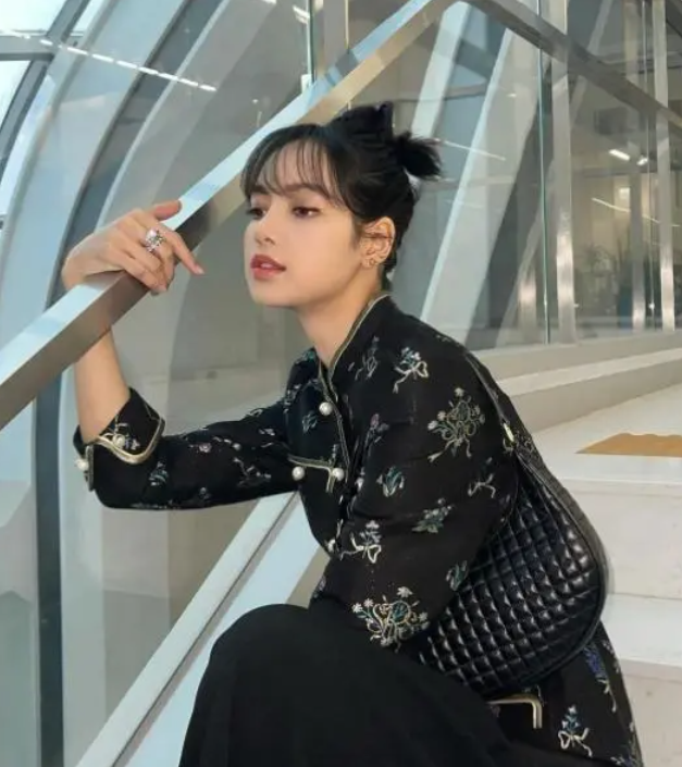 Lisa出席疯马秀，VIP可以竞价抚摸，疑似还有“无裤”高抬腿动作