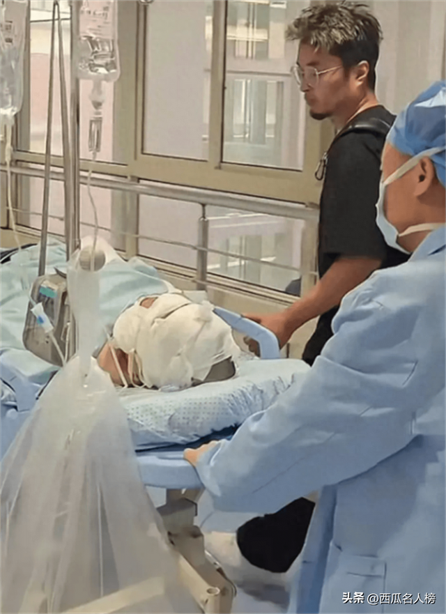 千万网红援助烧伤宝妈，携30万现金亲自送到医院，却被质疑作秀