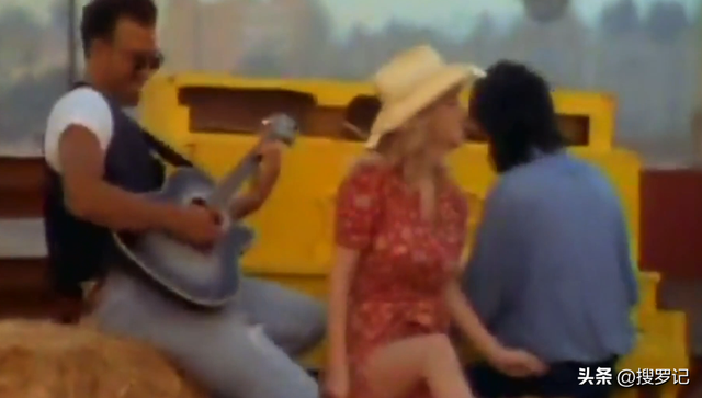 小镇美女出道即巅峰,失去丈夫后爆出真相,与众不同的兔女郎