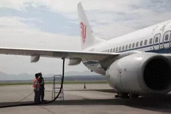 劳模第一次坐飞机 ,让人笑掉大牙。