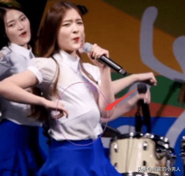 韩国女星跳舞时突发意外,“胸部”突然掉到肚子上,观众有些懵