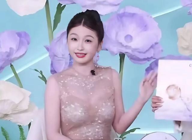 虞书欣直播被骂像抽风!网友:30岁人了,就别装嗲眨眼睛扮可爱