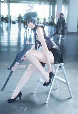 美女主播丸子cos(碧蓝档案：御坂奈良cos妃咲，穿着旗袍，拿着枪的丸子头萌妹)