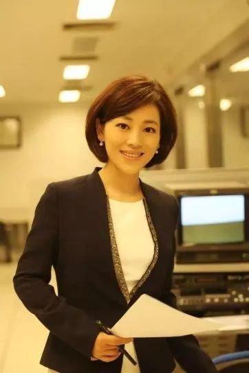 央视主持劳春燕：曾被传去世，与丈夫分居多年，年近半百仍似少女