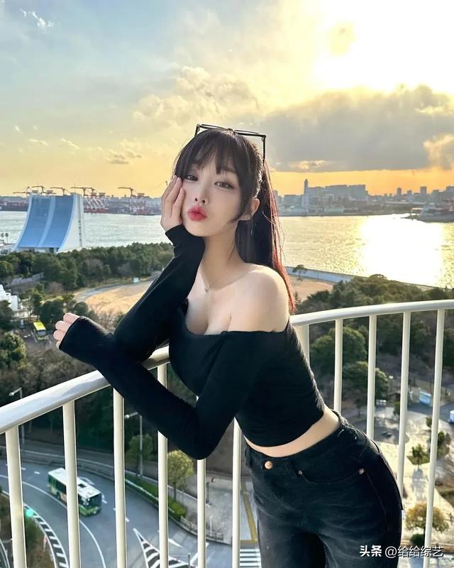 韩国百万级女主播hankung，清纯外表，性感身材，反差感十足