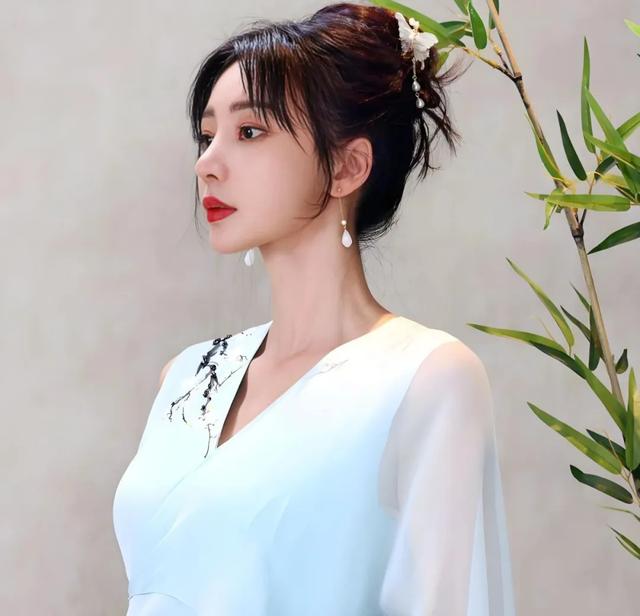 性感柳岩，变化太大不敢认