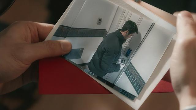 变态潜入美女网红家，却意外目击命案现场！韩国悬疑片《她死了》