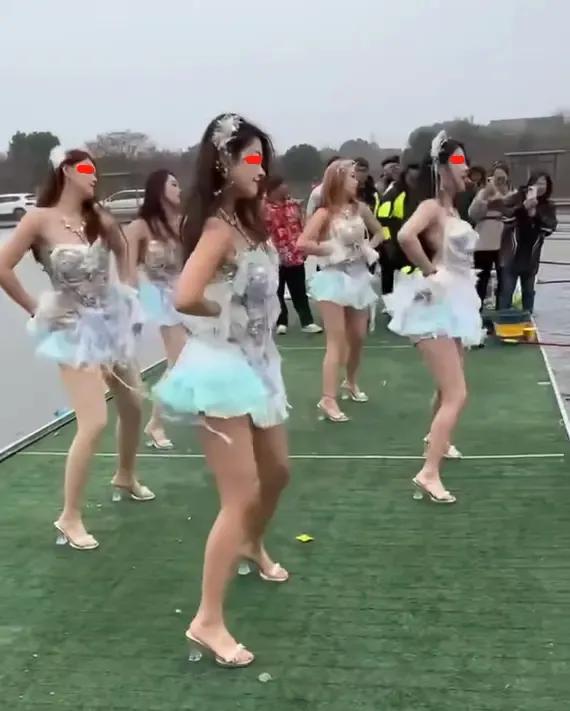 女团鱼塘边热舞助兴,钓友纷纷围观忘我,鱼竿闲置一旁