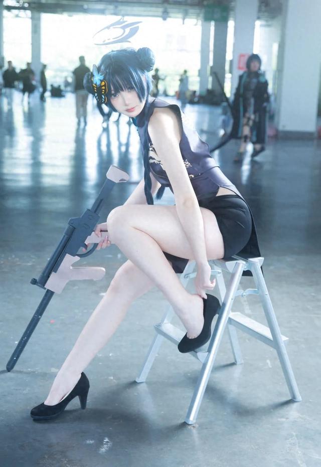 碧蓝档案:御坂奈良cos妃咲,穿着旗袍,拿着枪的丸子头萌妹!