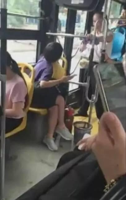 10岁小女孩未让座被大妈骂哭