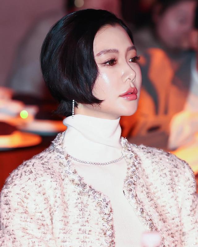 韩国知名女星，干练短发亮相，时尚粗花呢外套，引领新年时尚