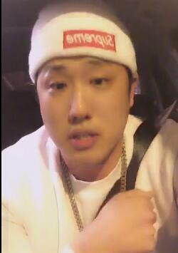 这个道歉的韩国主播，竟因网友一举动当街下跪