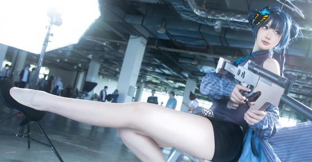 碧蓝档案:御坂奈良cos妃咲,穿着旗袍,拿着枪的丸子头萌妹!