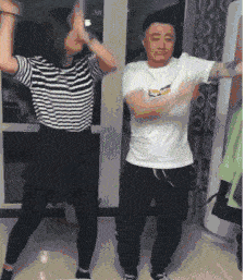 “弟弟的女同学才初一，都这么早熟了吗？”哈哈哈