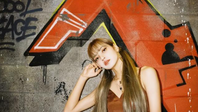 Lisa出席疯马秀，VIP可以竞价抚摸，疑似还有“无裤”高抬腿动作