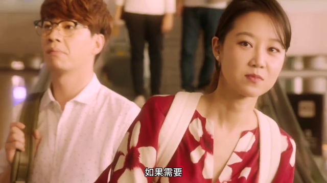 喜欢轻轻抚摸男人的胸部，她总是抓住机会，让男人感到有些无奈