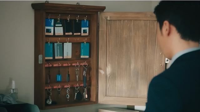 变态潜入美女网红家，却意外目击命案现场！韩国悬疑片《她死了》