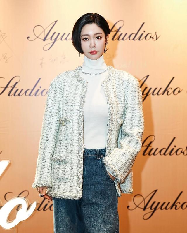 韩国知名女星，干练短发亮相，时尚粗花呢外套，引领新年时尚