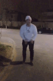 这个道歉的韩国主播，竟因网友一举动当街下跪