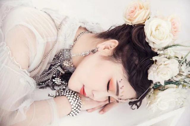 陌陌年度十佳女主播季军由美晒写真 女王范儿十足