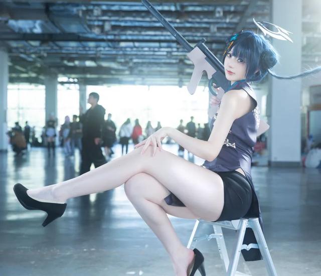 碧蓝档案:御坂奈良cos妃咲,穿着旗袍,拿着枪的丸子头萌妹!