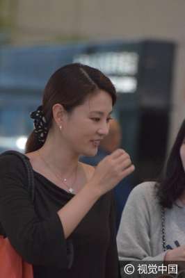 美女主播吸允(【拌饭】央视主播刘芳菲黑色连衣裙秀高挑身材)