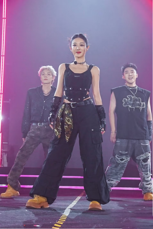 薇娅年会火辣热舞大获好评！这姐怎么做什么好像都很成功？