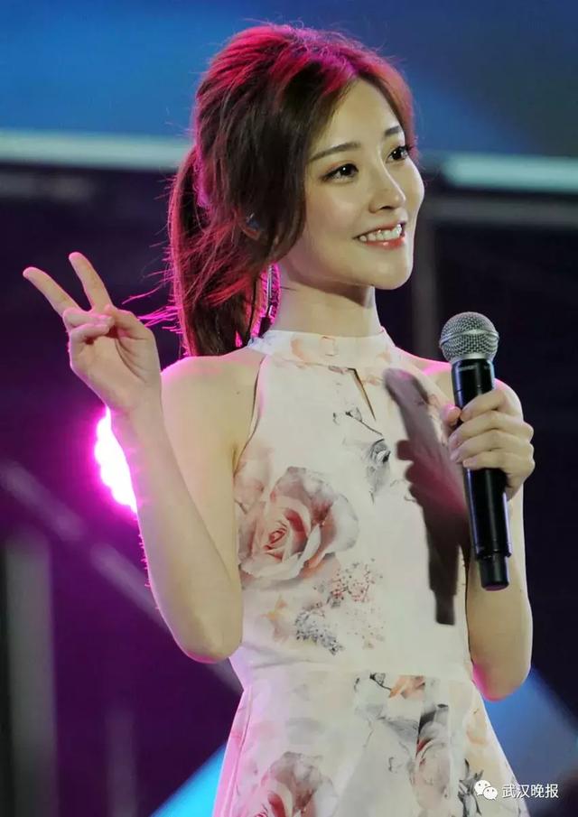 斗鱼嘉年华人山人海,冯提莫演唱《佛系少女》燃爆全场