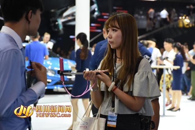 【川网带你逛车展】网络女主播现身成都车展 嘟嘴卖萌