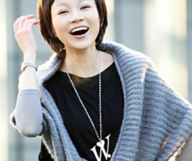 央视天气预报主持人王蓝一，女儿笑笑与妈妈很像，老公是谁已成谜