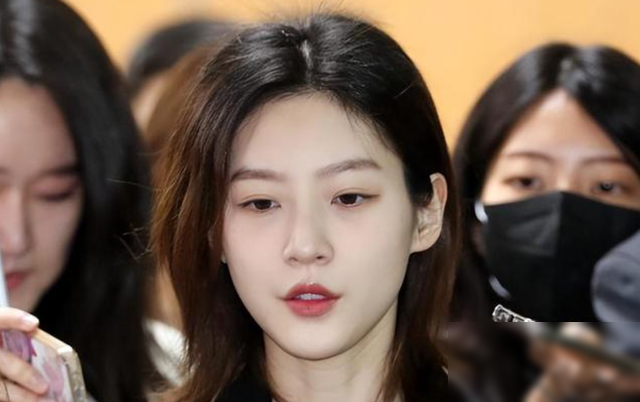 24岁知名女星自杀细节曝光,最后发文自杀意图明显,曾遭受网暴