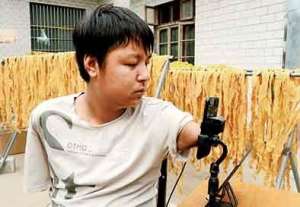 打赏女主播直播电击(90后无臂主播咬筷子打字，直播卖花生养全家拒绝打赏)