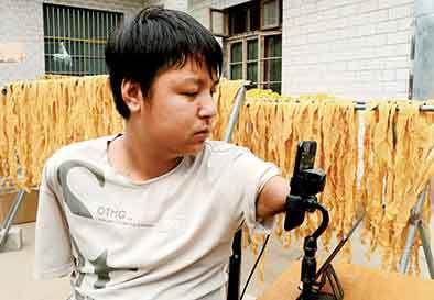 90后无臂主播咬筷子打字，直播卖花生养全家拒绝打赏