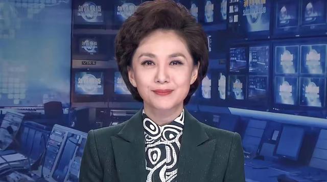 海霞：21岁成央视主播，28岁嫁清华教授，如今52岁官宣新身份