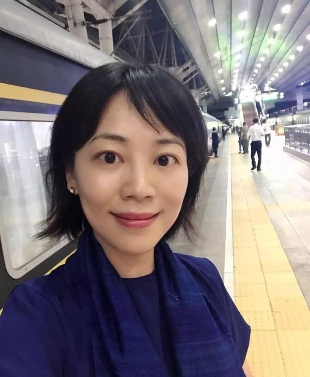 央视主持劳春燕：曾被传去世，与丈夫分居多年，年近半百仍似少女