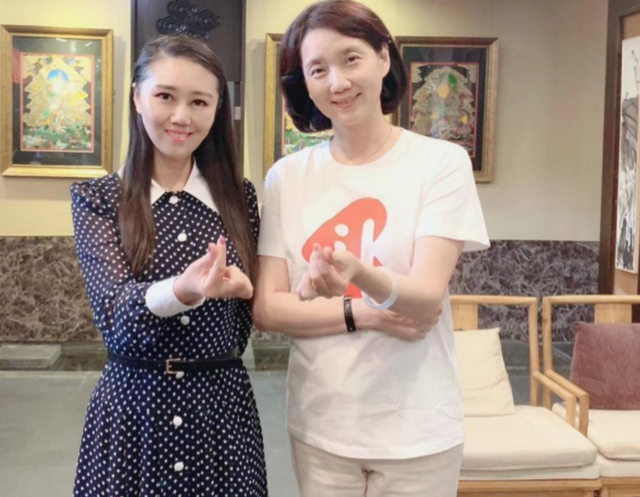 央视“首席女主播”李修平：42岁再婚嫁大10岁丈夫，至今无儿无女