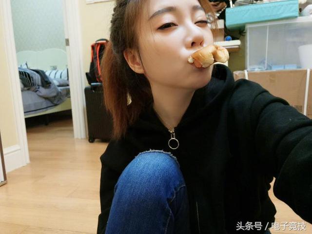 LOL女主播冯提莫晒吃面包美照，网友却想歪了｜悦竞有料