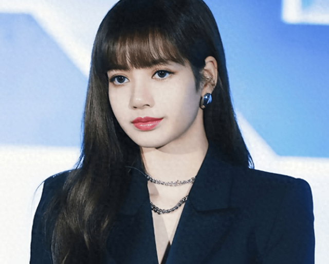 Lisa出席疯马秀，VIP可以竞价抚摸，疑似还有“无裤”高抬腿动作