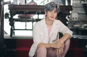 女主播被扒掉衣视频(泰国小鲜肉偶像直播惨遭富婆骚扰，被扒衣服舔腋下，全球粉丝气炸)