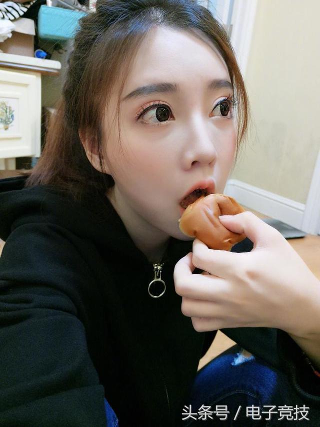 LOL女主播冯提莫晒吃面包美照，网友却想歪了｜悦竞有料