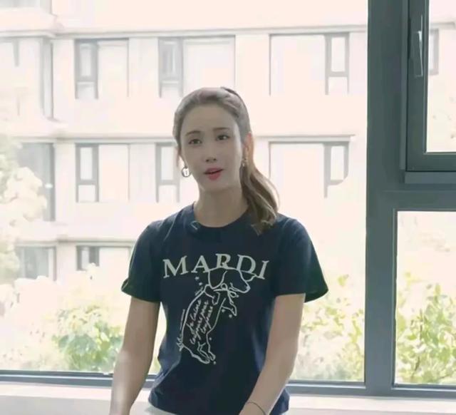 韩国女星李多海定居上海,直播带货若热议:是机遇还是挑战