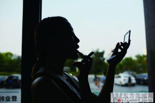 现在不少主播要拼颜值，在直播之前都要认真的化妆